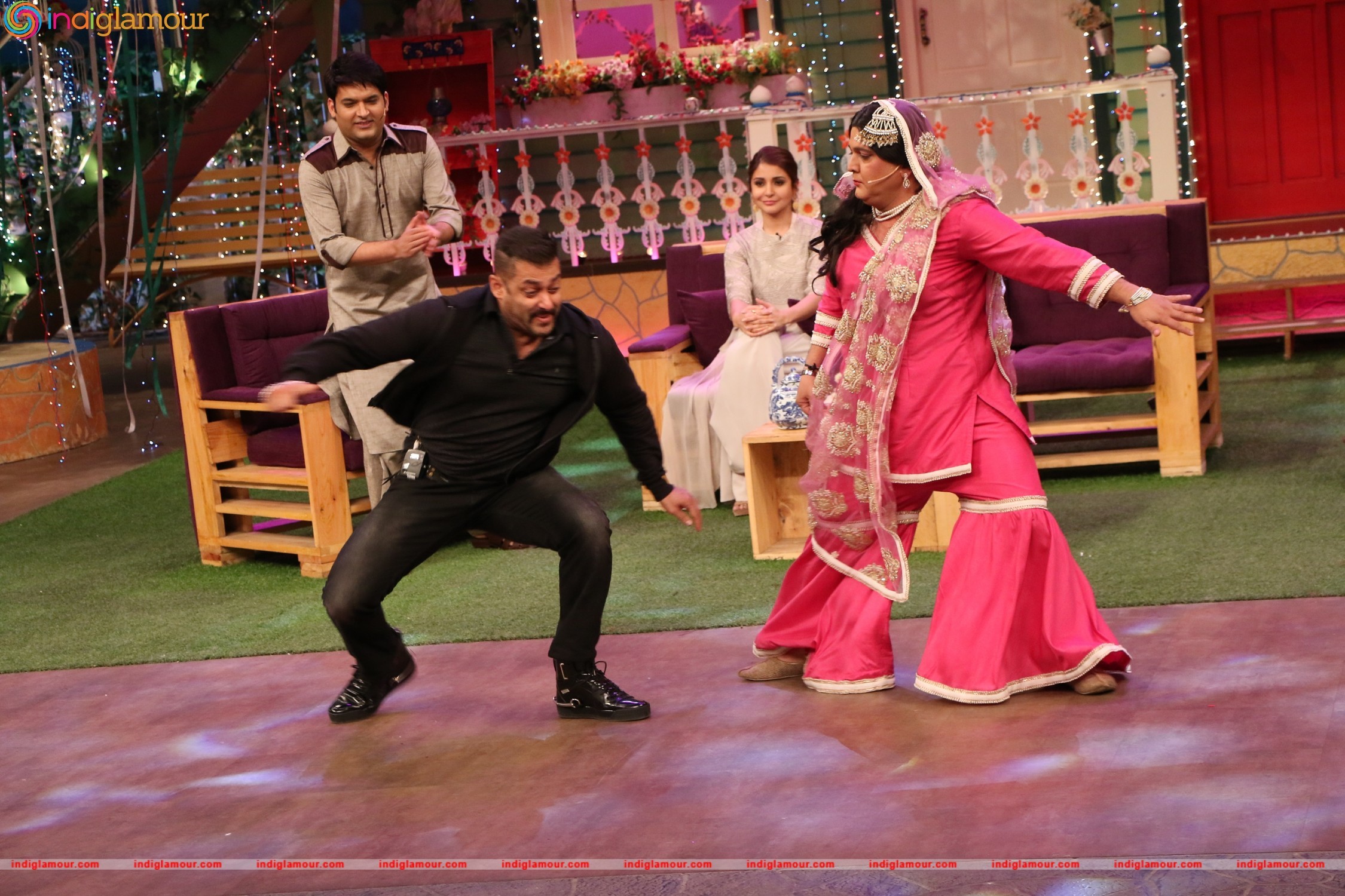 Salman Khan and Anushka Sharma on the Sets of The Kapil Sharma Show Event hd photo