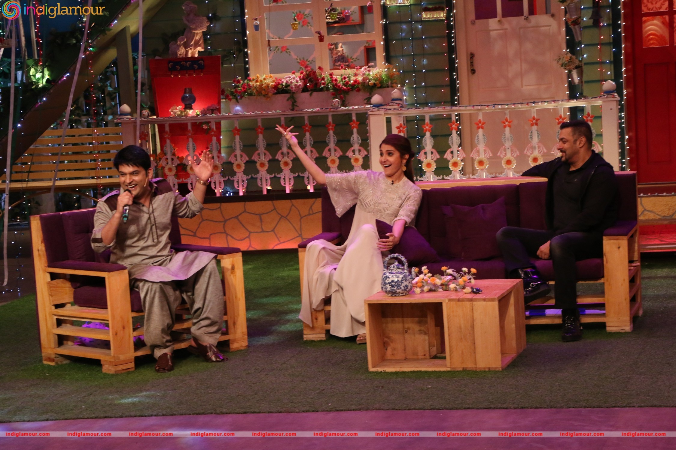 Salman Khan and Anushka Sharma on the Sets of The Kapil Sharma Show Event hd photo