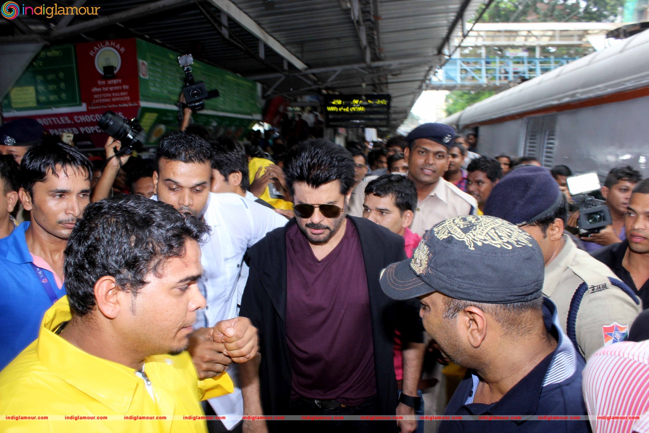 Anil Kapoor Promotes his TV Show 24 Season 2 at Mumbai Central Station Event hd photo