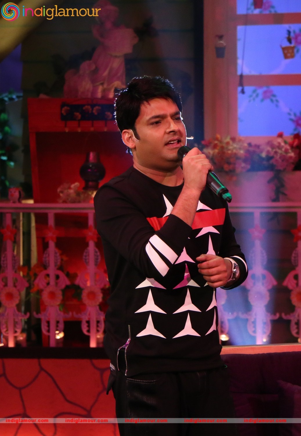 Kapil Sharma Sings for A R Rahman On the Sets of The Kapil Sharma Show Event hd photo