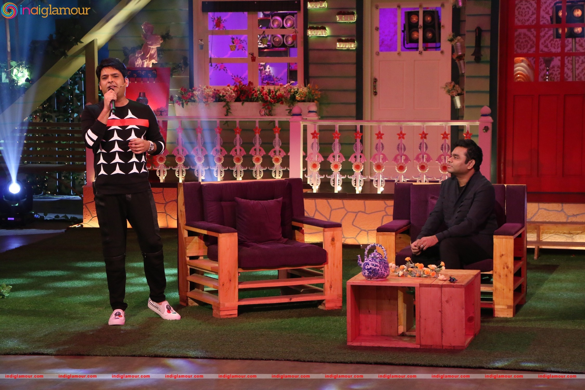 Kapil Sharma Sings for A R Rahman On the Sets of The Kapil Sharma Show Event hd photo