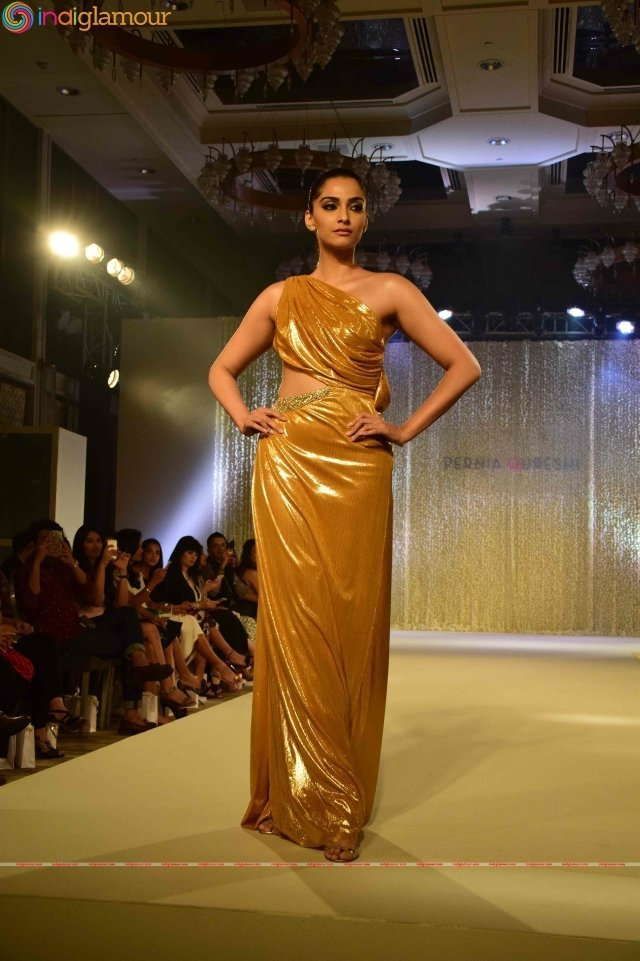 Birthday Girl Sonam Kapoor Turns Show Stopper For Pernia Fashion Show 2016 Event hd photo
