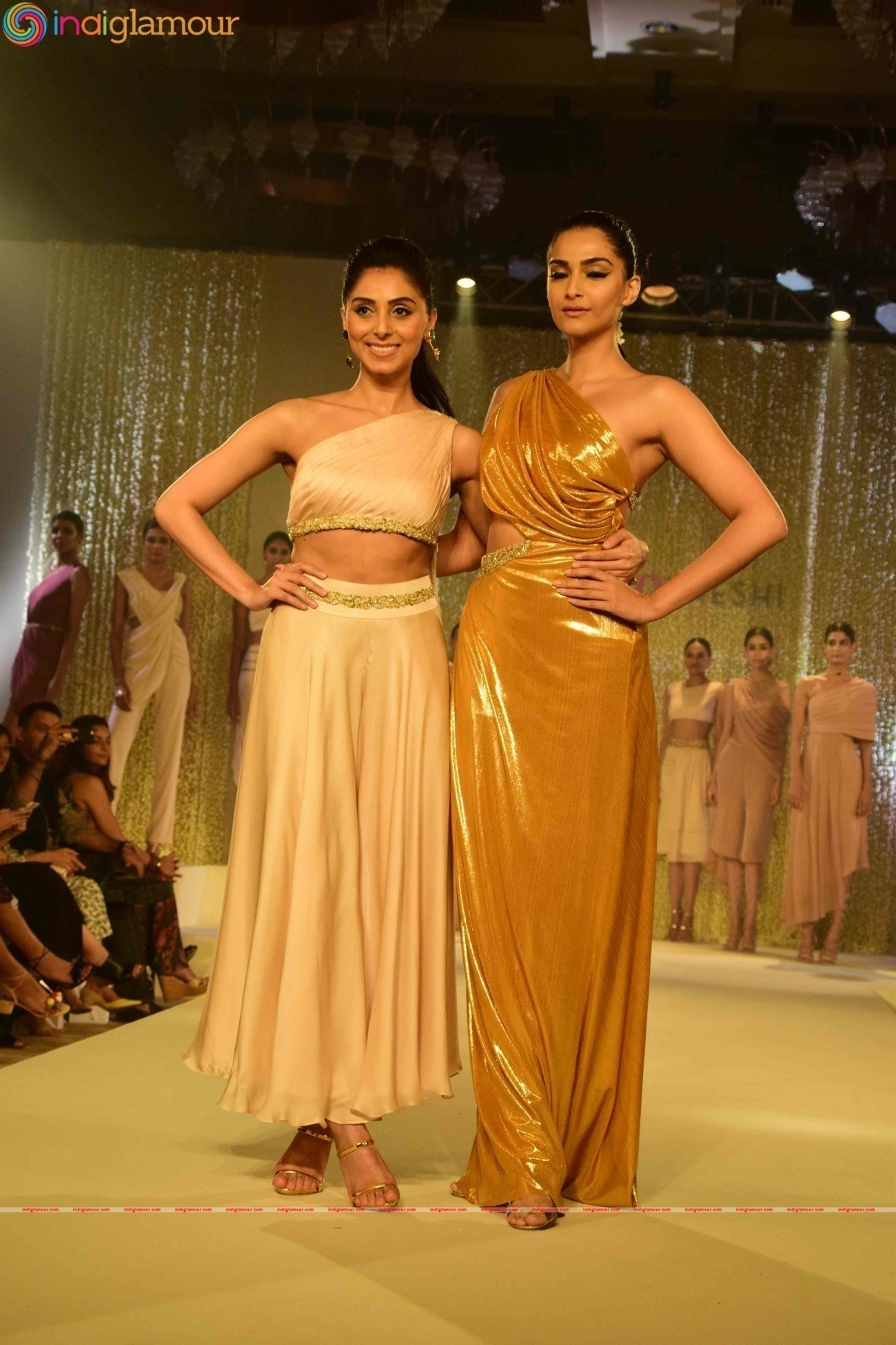 Birthday Girl Sonam Kapoor Turns Show Stopper For Pernia Fashion Show 2016 Event hd photo