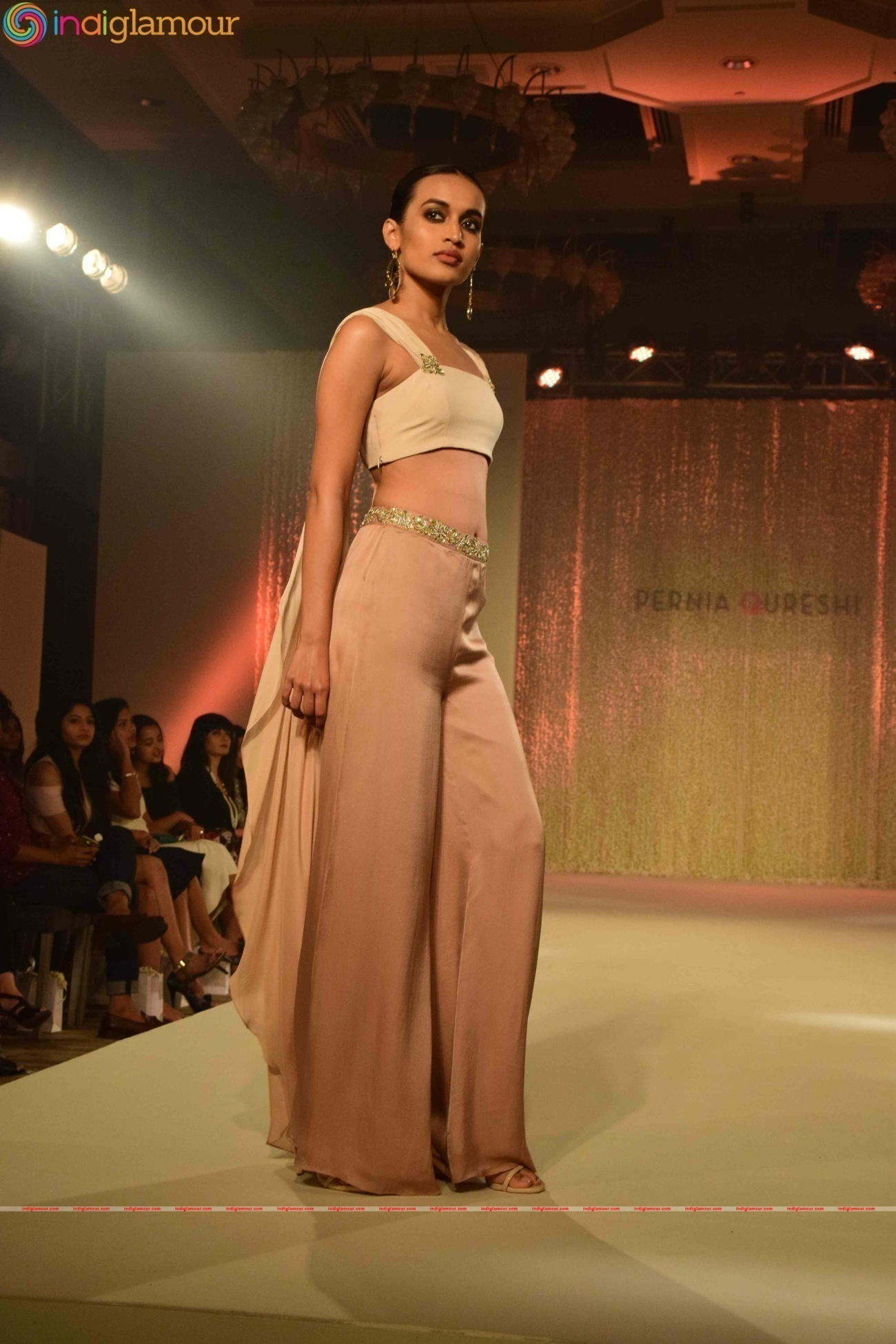 Birthday Girl Sonam Kapoor Turns Show Stopper For Pernia Fashion Show 2016 Event hd photo