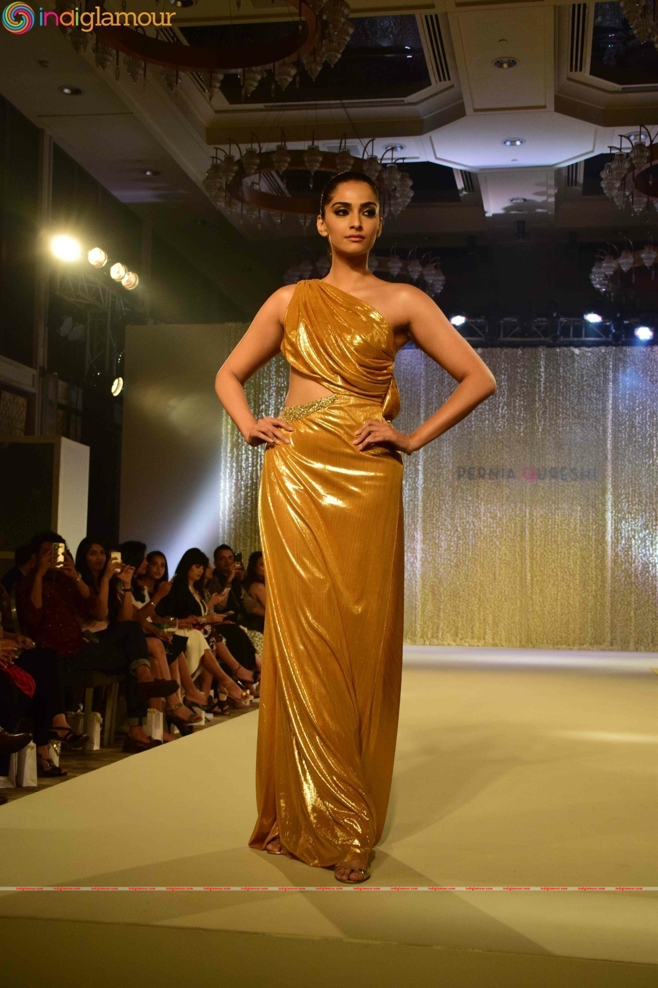 Birthday Girl Sonam Kapoor Turns Show Stopper For Pernia Fashion Show 2016 Event hd photo