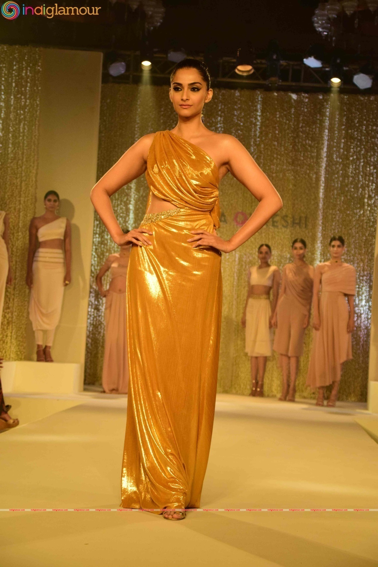 Birthday Girl Sonam Kapoor Turns Show Stopper For Pernia Fashion Show 2016 Event hd photo