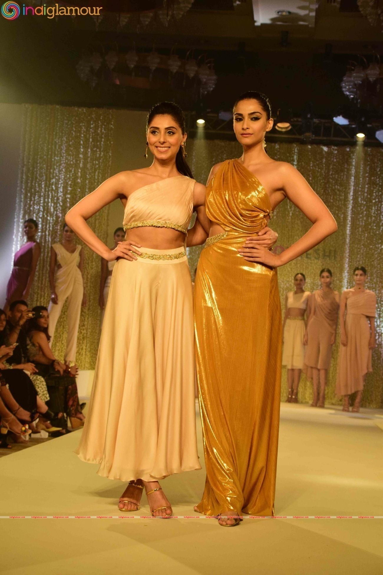 Birthday Girl Sonam Kapoor Turns Show Stopper For Pernia Fashion Show 2016 Event hd photo