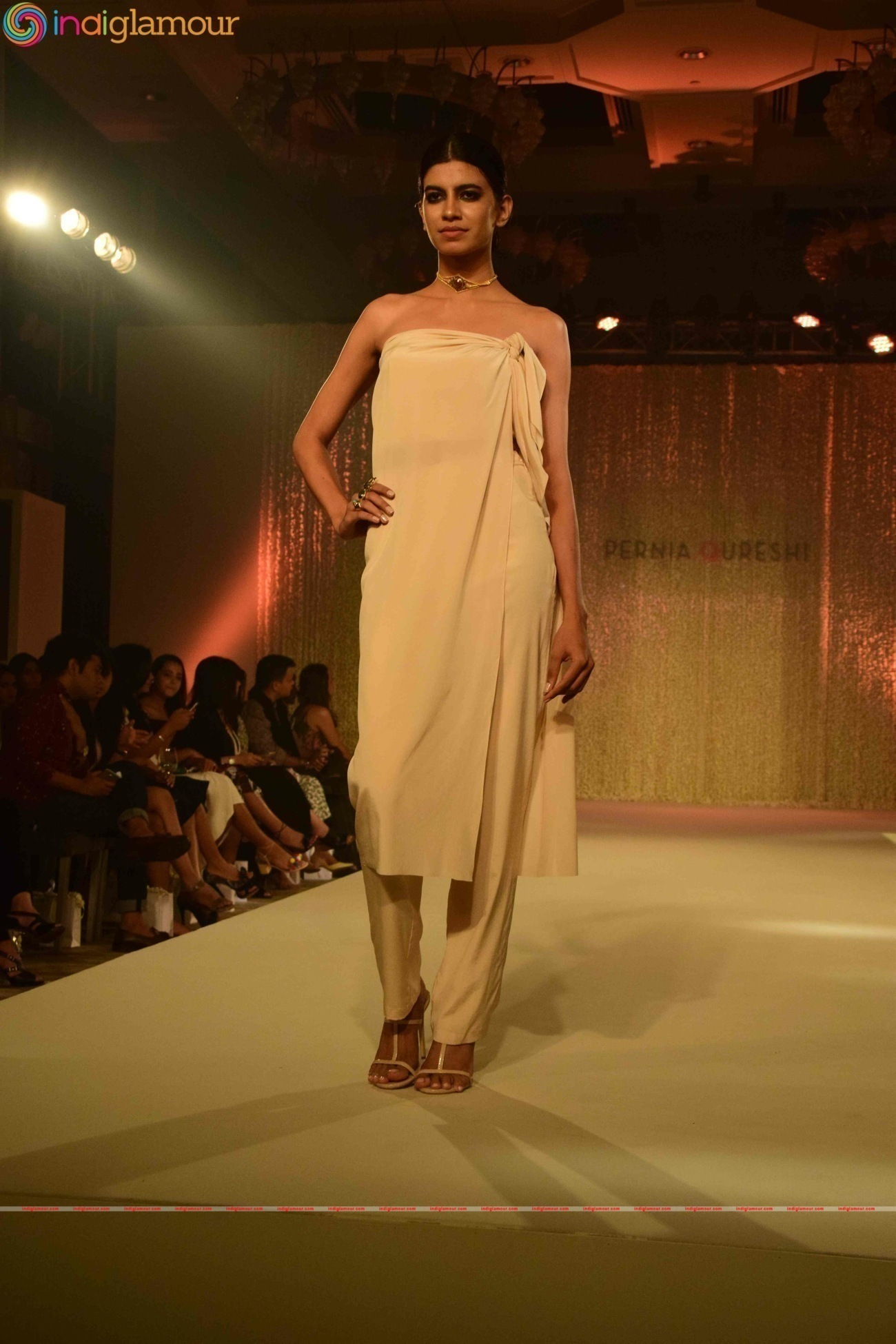 Birthday Girl Sonam Kapoor Turns Show Stopper For Pernia Fashion Show 2016 Event hd photo