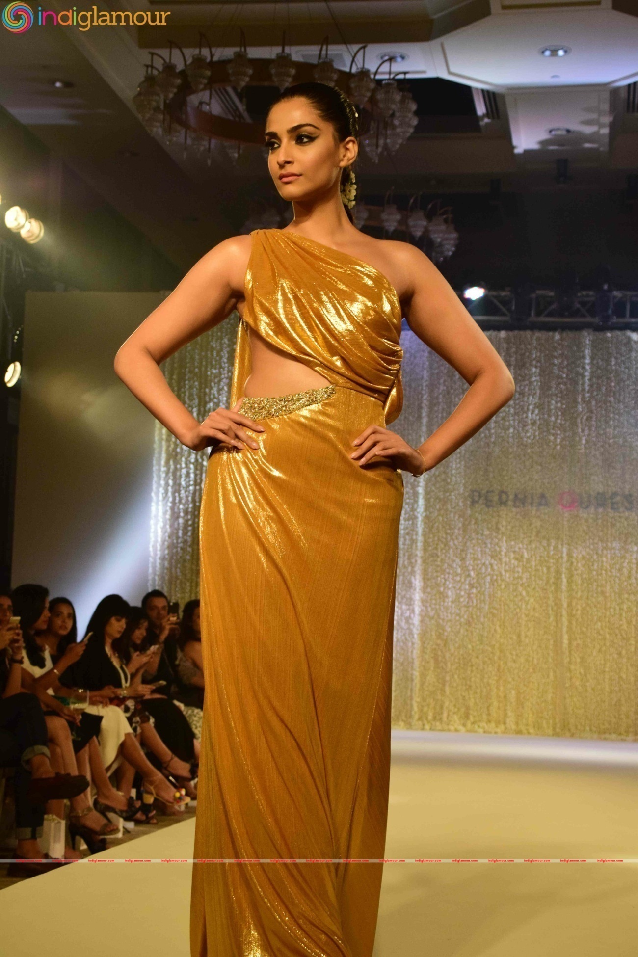 Birthday Girl Sonam Kapoor Turns Show Stopper For Pernia Fashion Show 2016 Event hd photo
