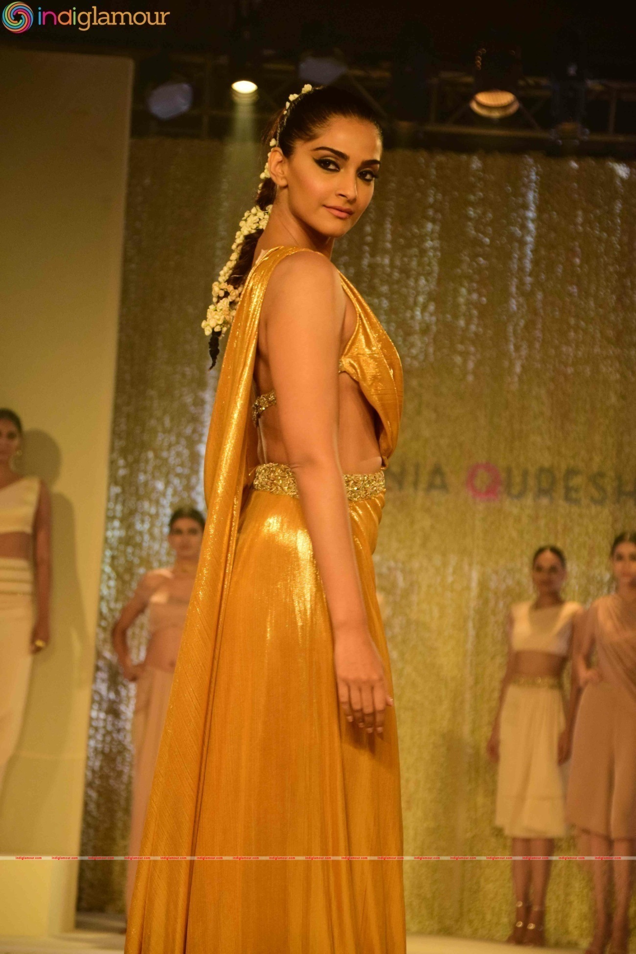Birthday Girl Sonam Kapoor Turns Show Stopper For Pernia Fashion Show 2016 Event hd photo