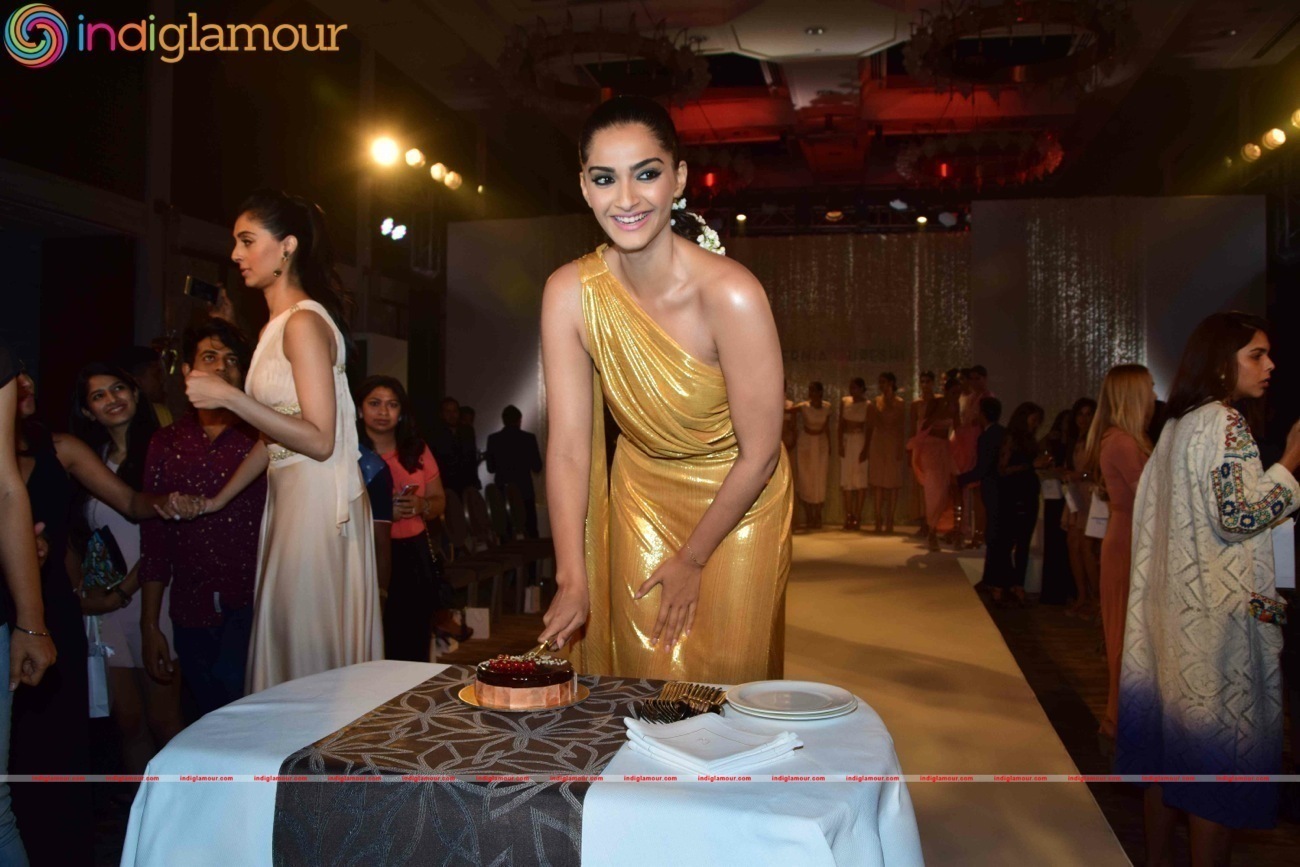 Birthday Girl Sonam Kapoor Turns Show Stopper For Pernia Fashion Show 2016 Event hd photo