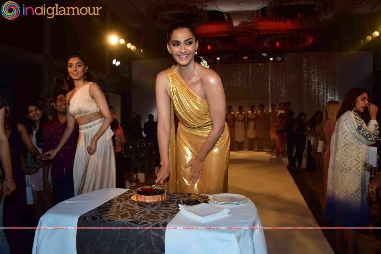 Birthday Girl Sonam Kapoor Turns Show Stopper For Pernia Fashion Show 2016 Event hd photo