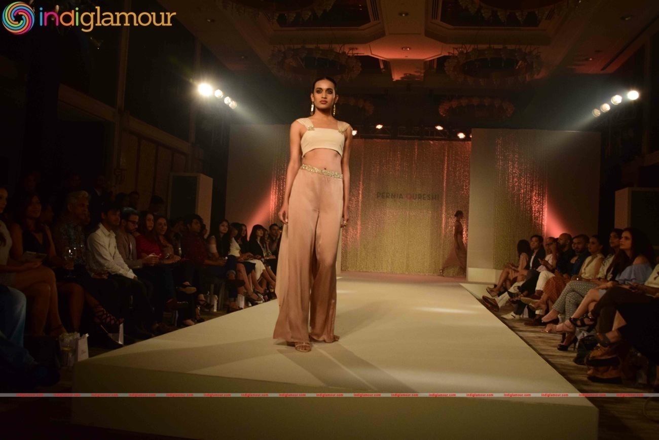 Birthday Girl Sonam Kapoor Turns Show Stopper For Pernia Fashion Show 2016 Event hd photo