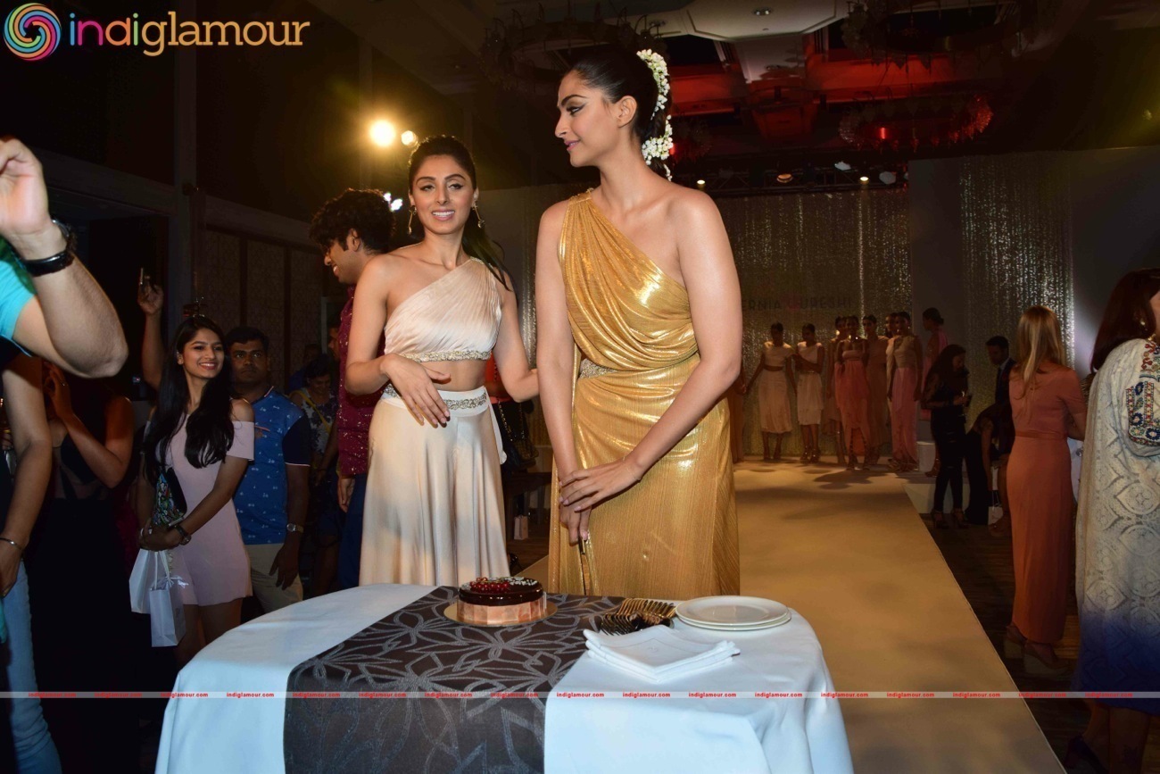 Birthday Girl Sonam Kapoor Turns Show Stopper For Pernia Fashion Show 2016 Event hd photo