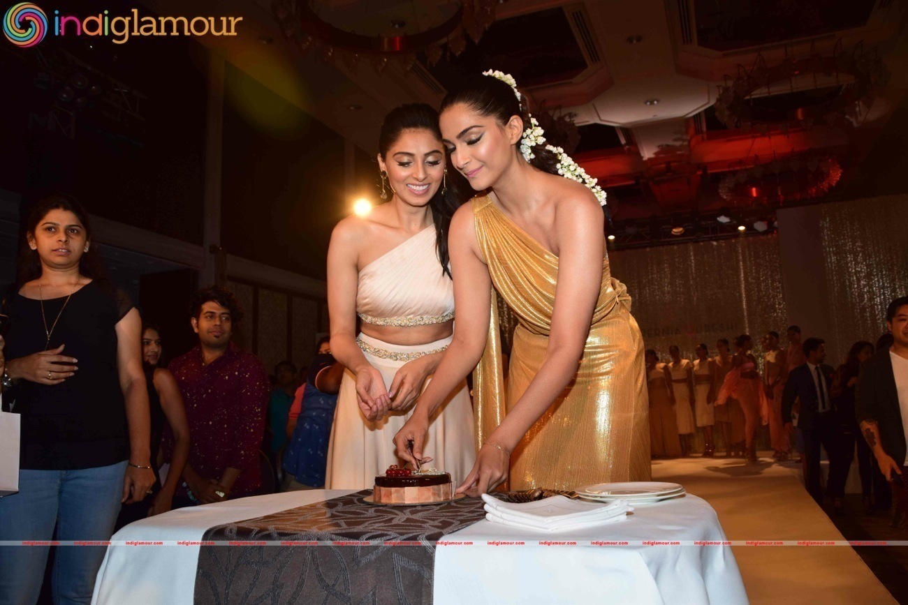 Birthday Girl Sonam Kapoor Turns Show Stopper For Pernia Fashion Show 2016 Event hd photo