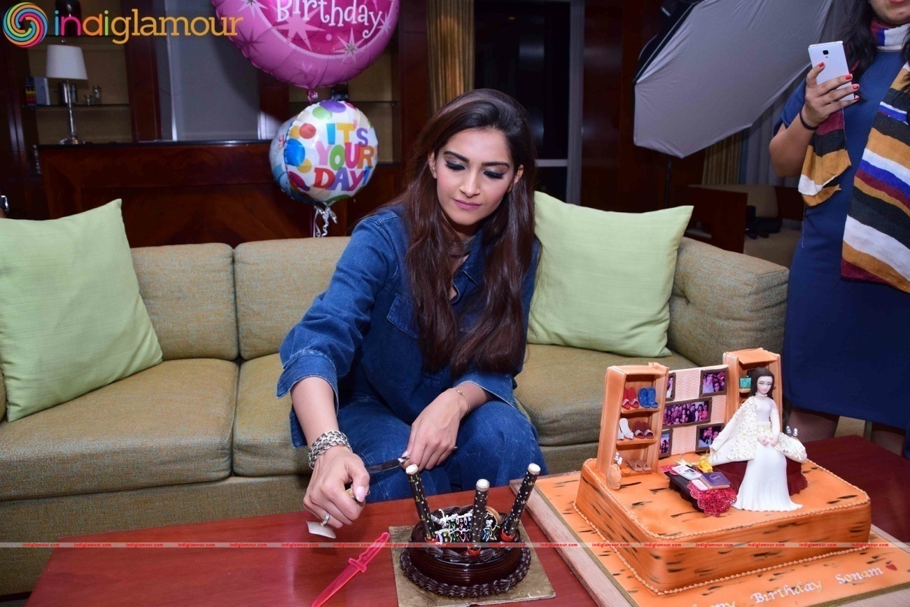 Birthday Girl Sonam Kapoor Turns Show Stopper For Pernia Fashion Show 2016 Event hd photo