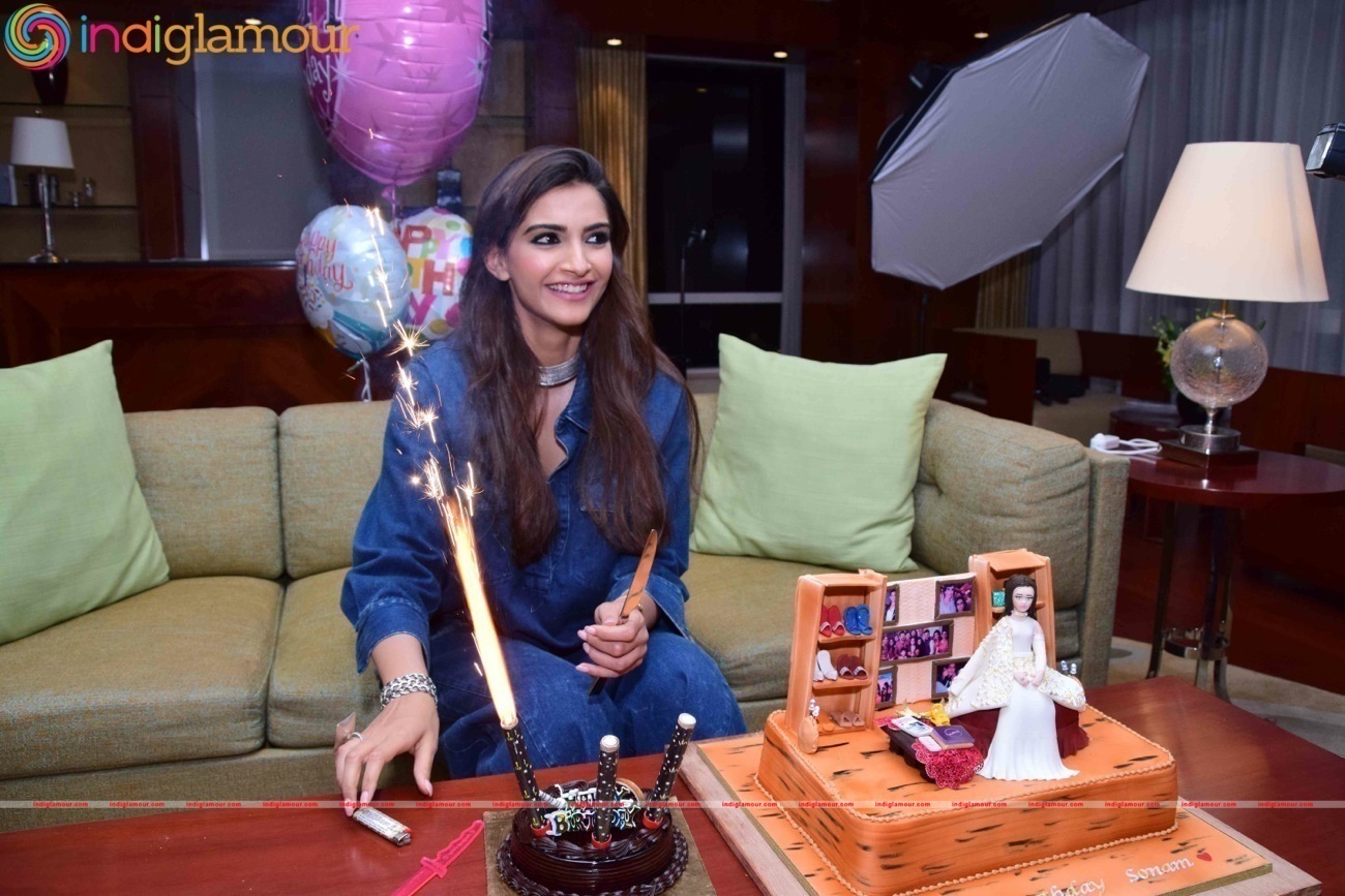 Birthday Girl Sonam Kapoor Turns Show Stopper For Pernia Fashion Show 2016 Event hd photo