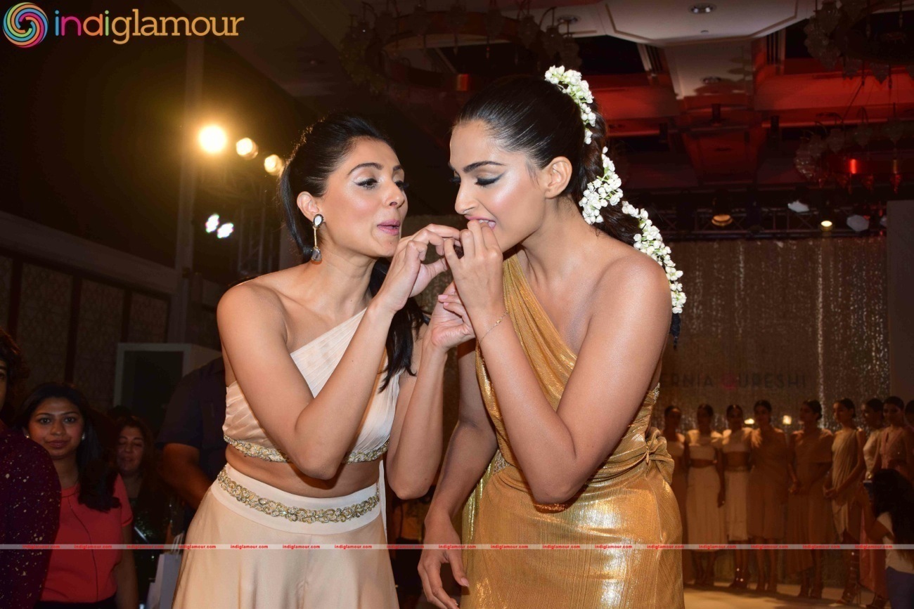 Birthday Girl Sonam Kapoor Turns Show Stopper For Pernia Fashion Show 2016 Event hd photo