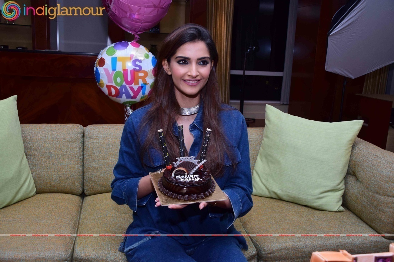 Birthday Girl Sonam Kapoor Turns Show Stopper For Pernia Fashion Show 2016 Event hd photo