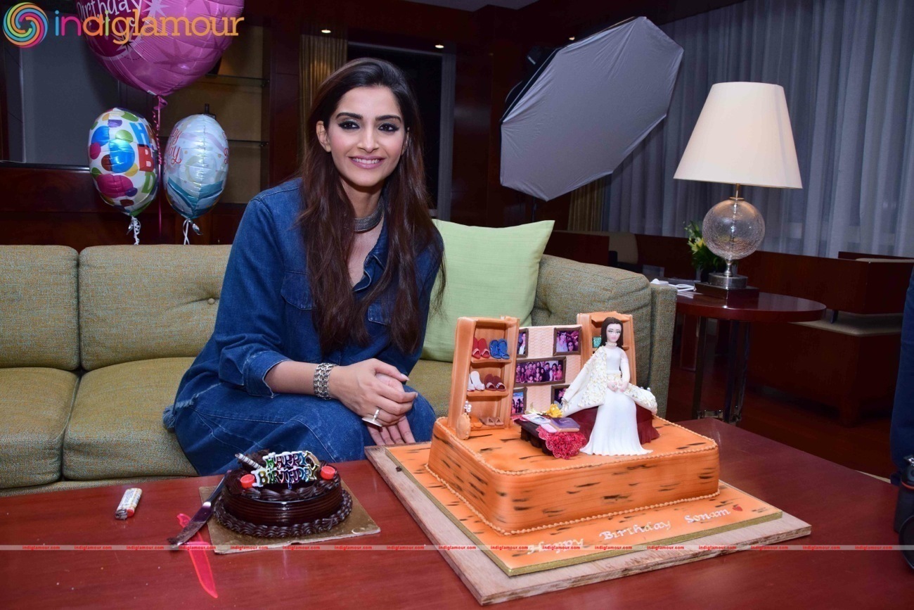 Birthday Girl Sonam Kapoor Turns Show Stopper For Pernia Fashion Show 2016 Event hd photo
