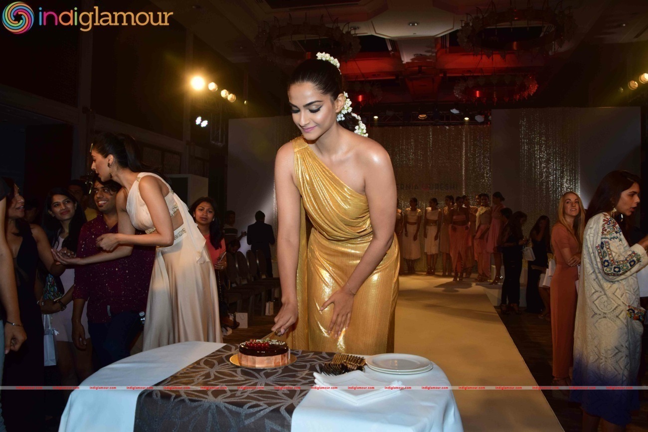 Birthday Girl Sonam Kapoor Turns Show Stopper For Pernia Fashion Show 2016 Event hd photo