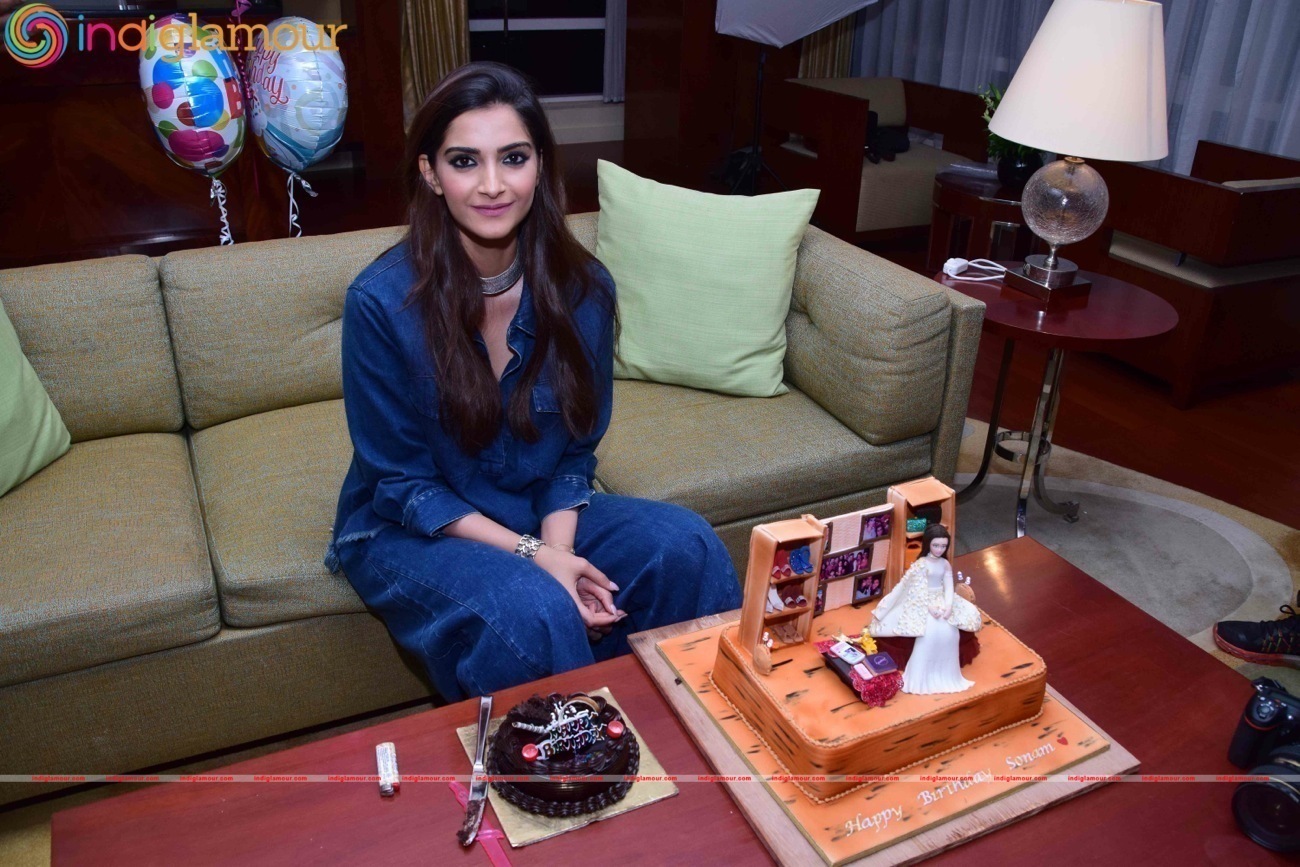 Birthday Girl Sonam Kapoor Turns Show Stopper For Pernia Fashion Show 2016 Event hd photo