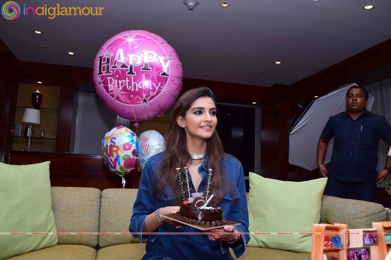 Birthday Girl Sonam Kapoor Turns Show Stopper For Pernia Fashion Show 2016 Event hd photo