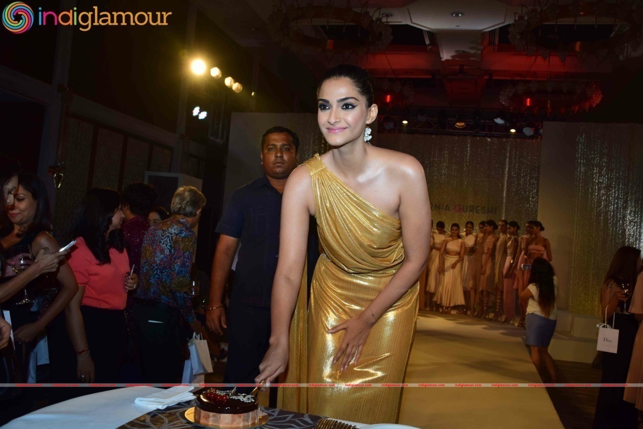 Birthday Girl Sonam Kapoor Turns Show Stopper For Pernia Fashion Show 2016 Event hd photo