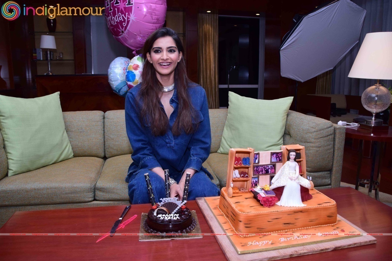 Birthday Girl Sonam Kapoor Turns Show Stopper For Pernia Fashion Show 2016 Event hd photo