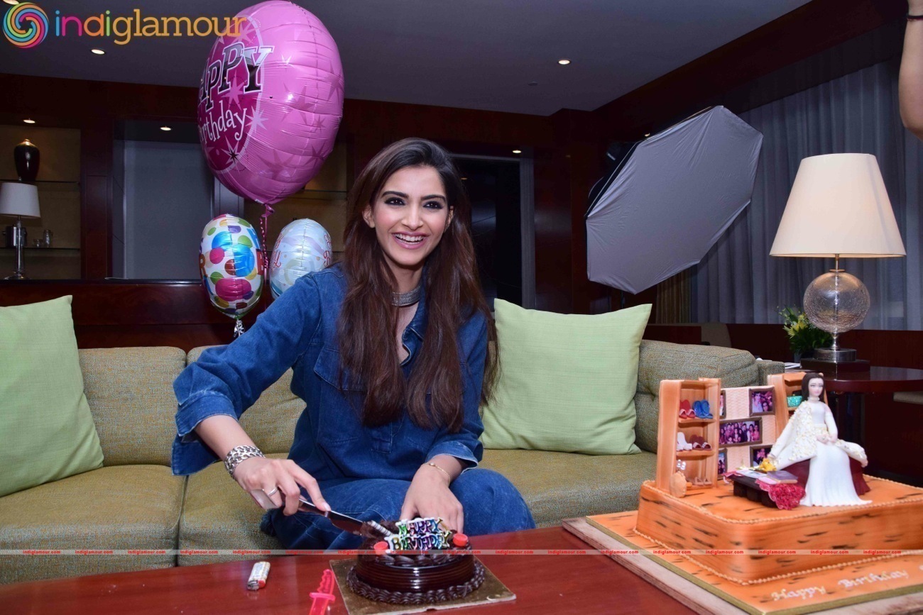 Birthday Girl Sonam Kapoor Turns Show Stopper For Pernia Fashion Show 2016 Event hd photo