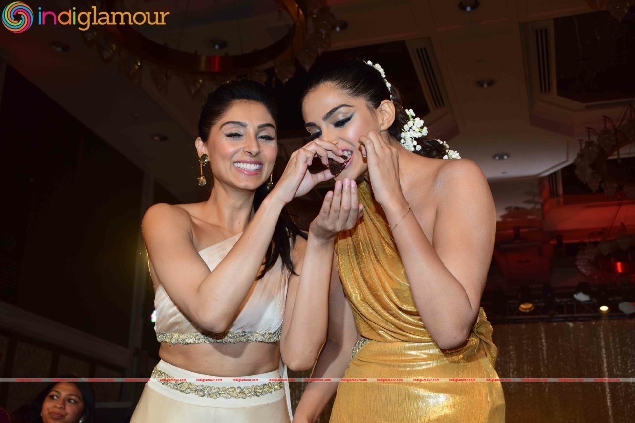 Birthday Girl Sonam Kapoor Turns Show Stopper For Pernia Fashion Show 2016 Event hd photo