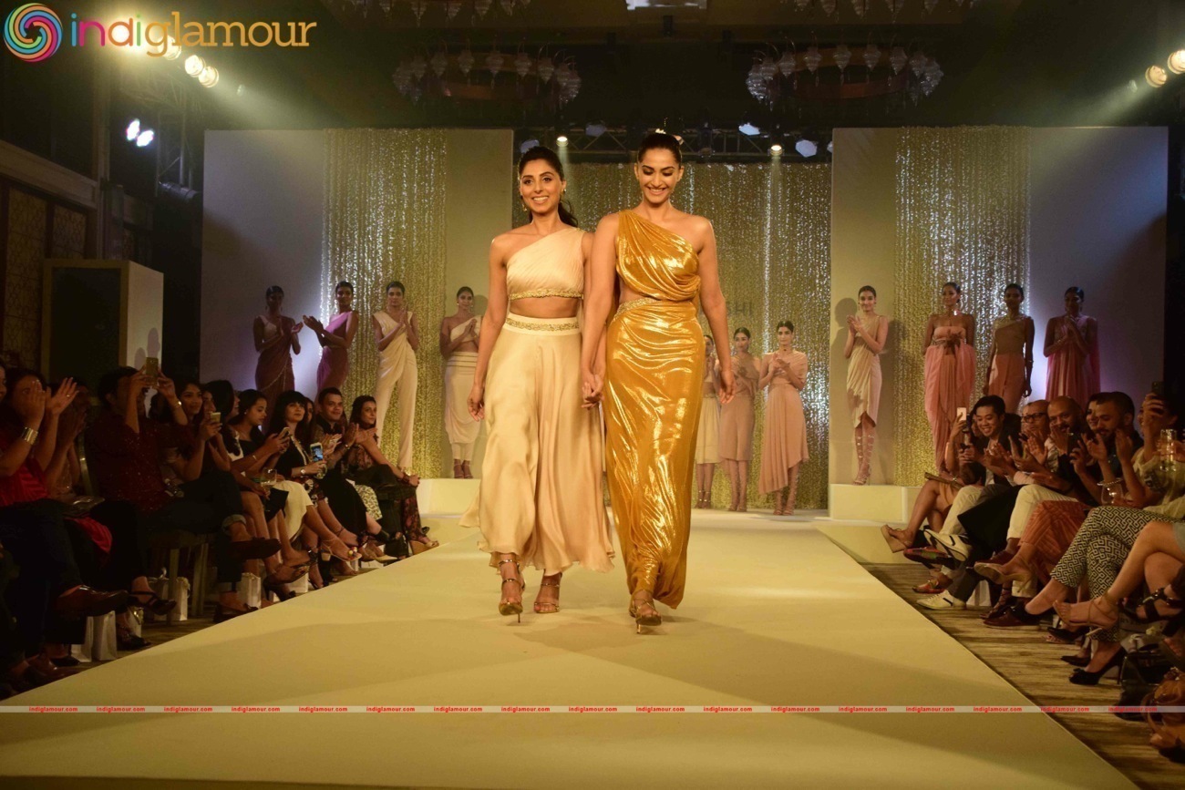 Birthday Girl Sonam Kapoor Turns Show Stopper For Pernia Fashion Show 2016 Event hd photo