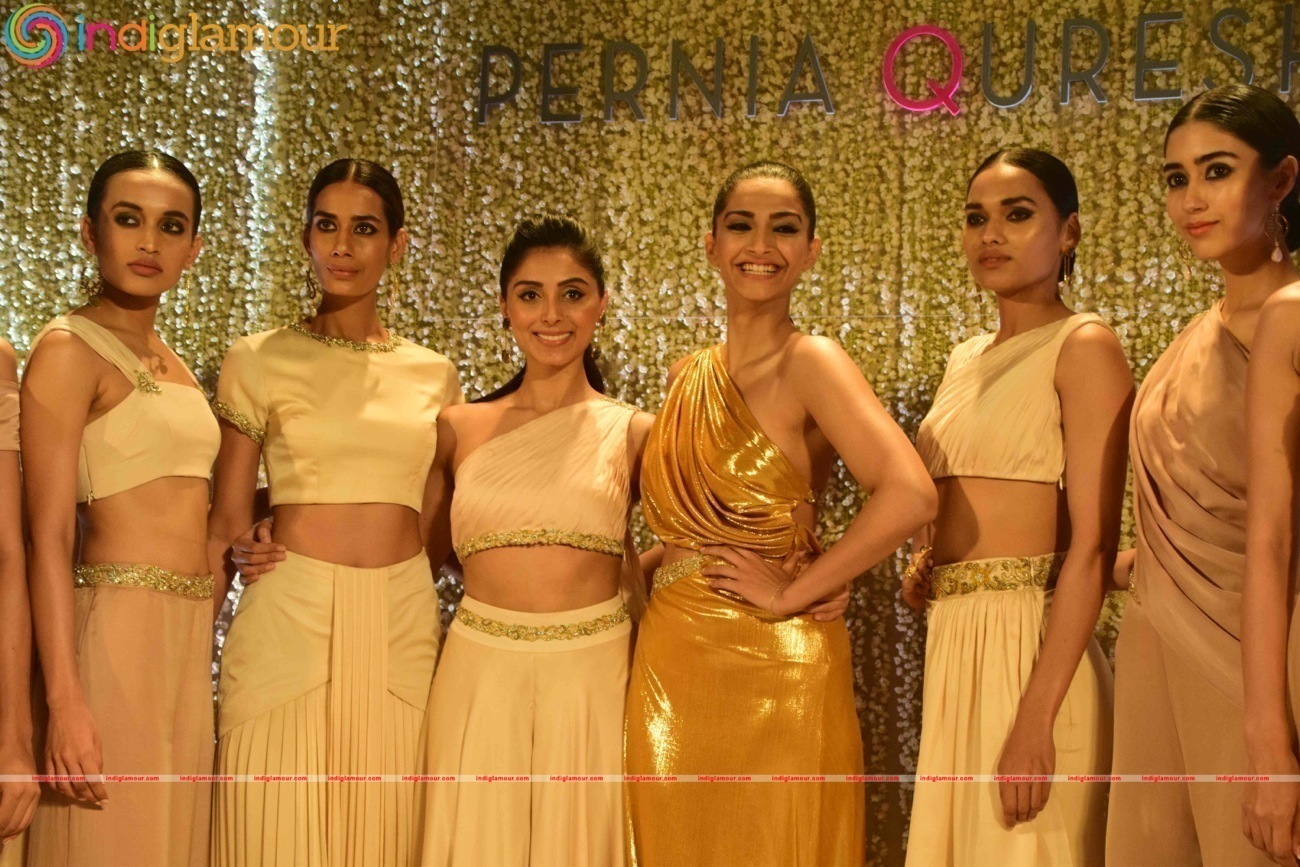 Birthday Girl Sonam Kapoor Turns Show Stopper For Pernia Fashion Show 2016 Event hd photo