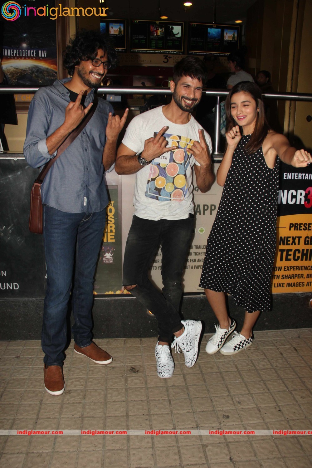 Shahid Kapoor and Alia Bhatt Set Out to Catch The Audience Reaction in Theaters Event hd photo
