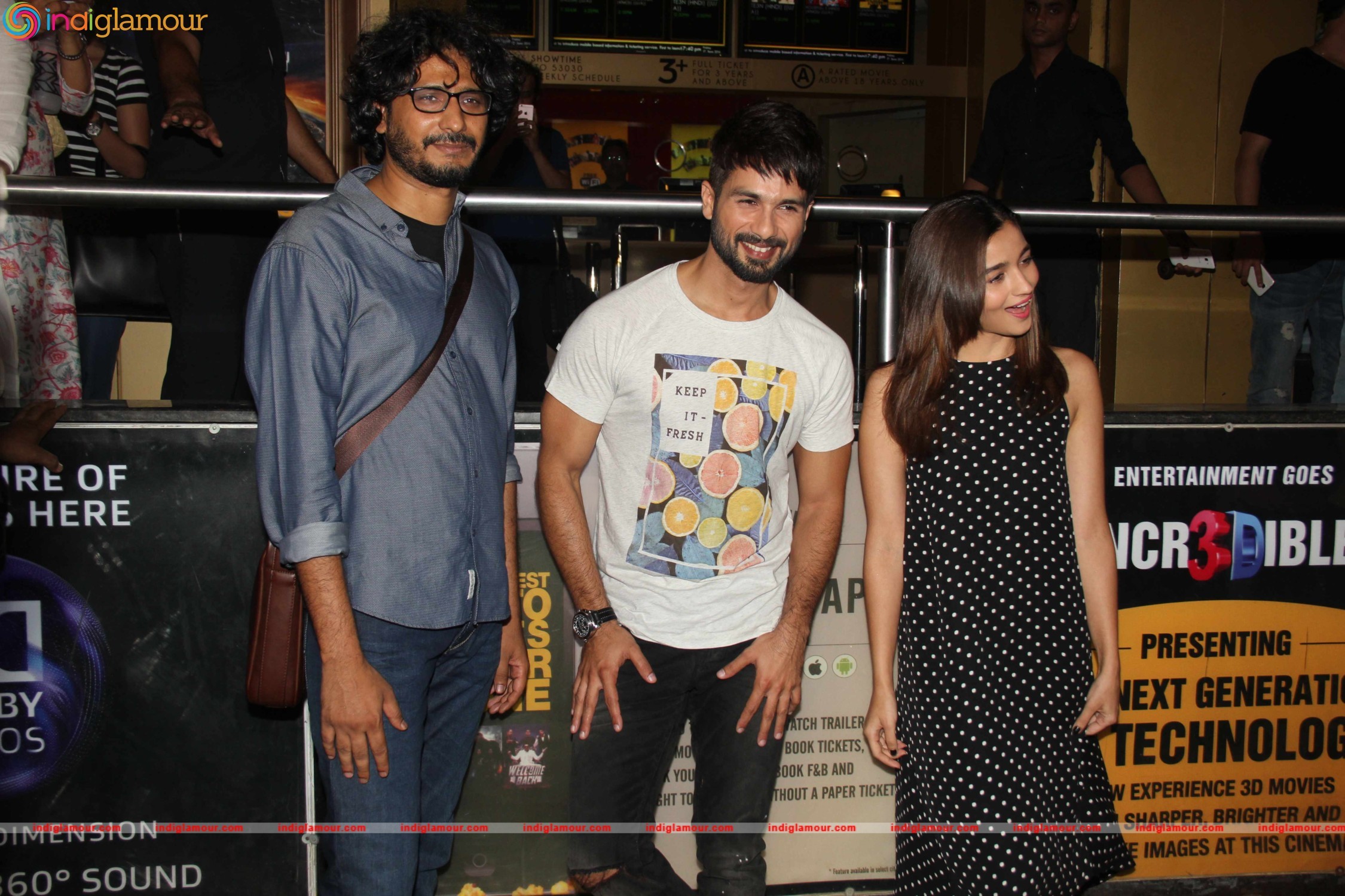 Shahid Kapoor and Alia Bhatt Set Out to Catch The Audience Reaction in Theaters Event hd photo