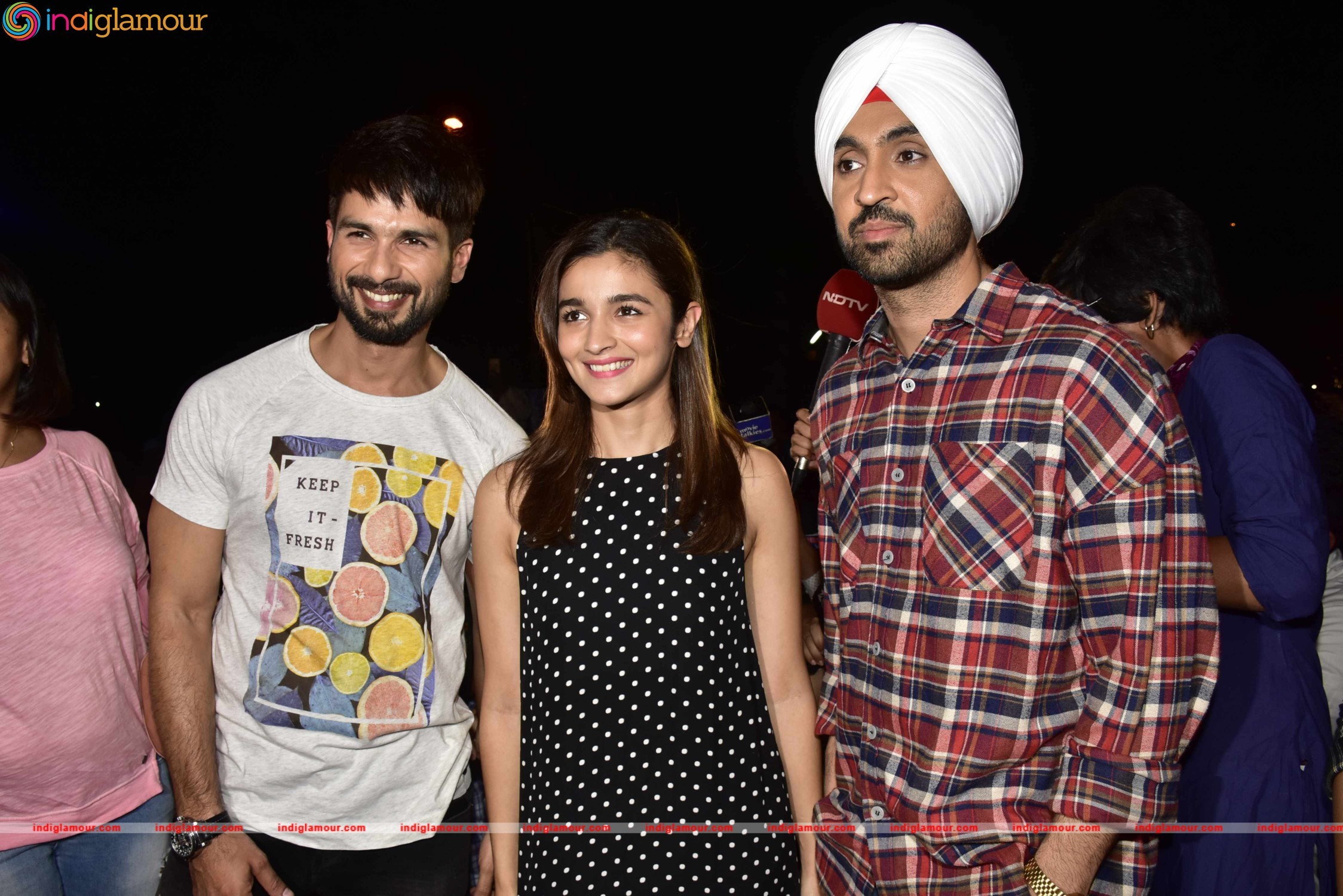 Shahid Kapoor and Alia Bhatt Set Out to Catch The Audience Reaction in Theaters Event hd photo