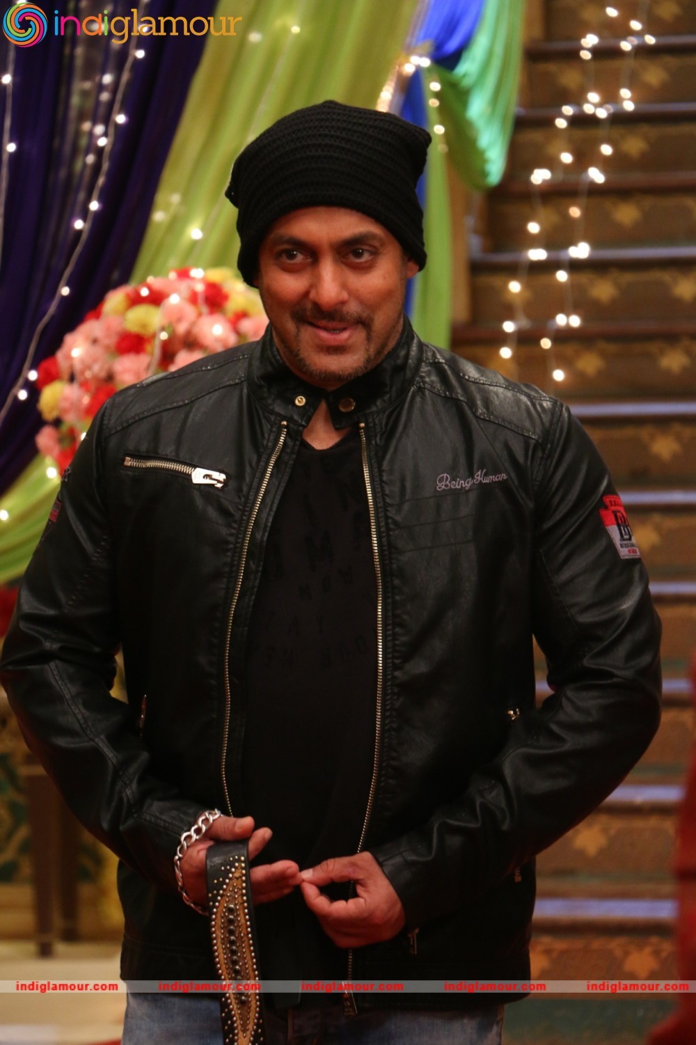 Salman Khan and Anushka Sharma On the Sets of Udann Event hd photo