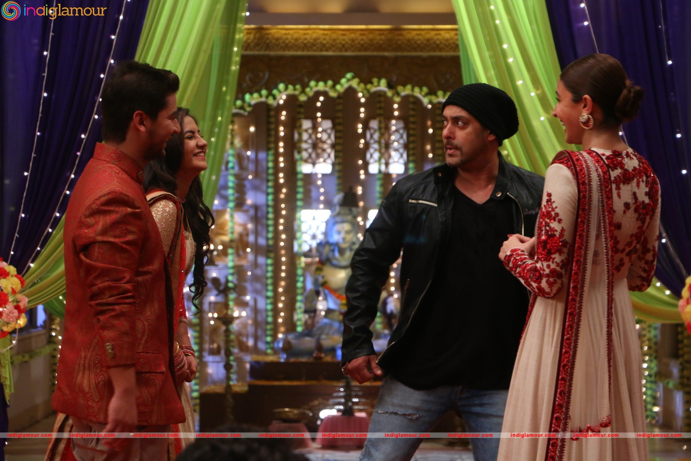 Salman Khan and Anushka Sharma On the Sets of Udann Event hd photo