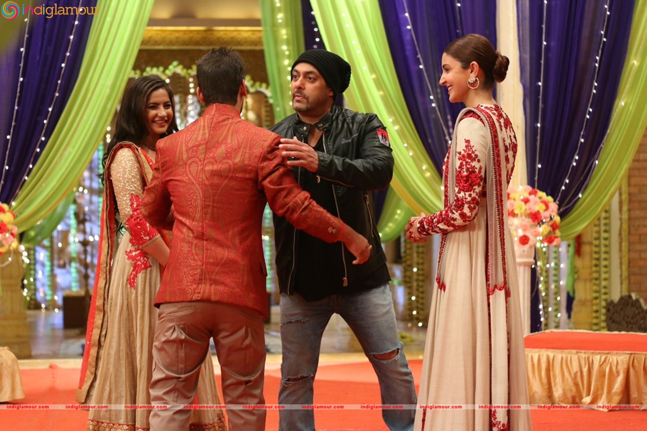 Salman Khan and Anushka Sharma On the Sets of Udann Event hd photo