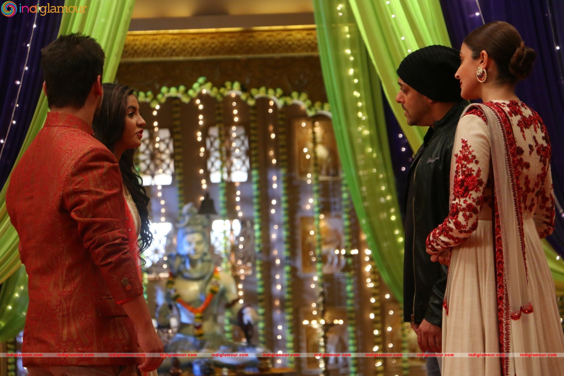 Salman Khan and Anushka Sharma On the Sets of Udann Event hd photo
