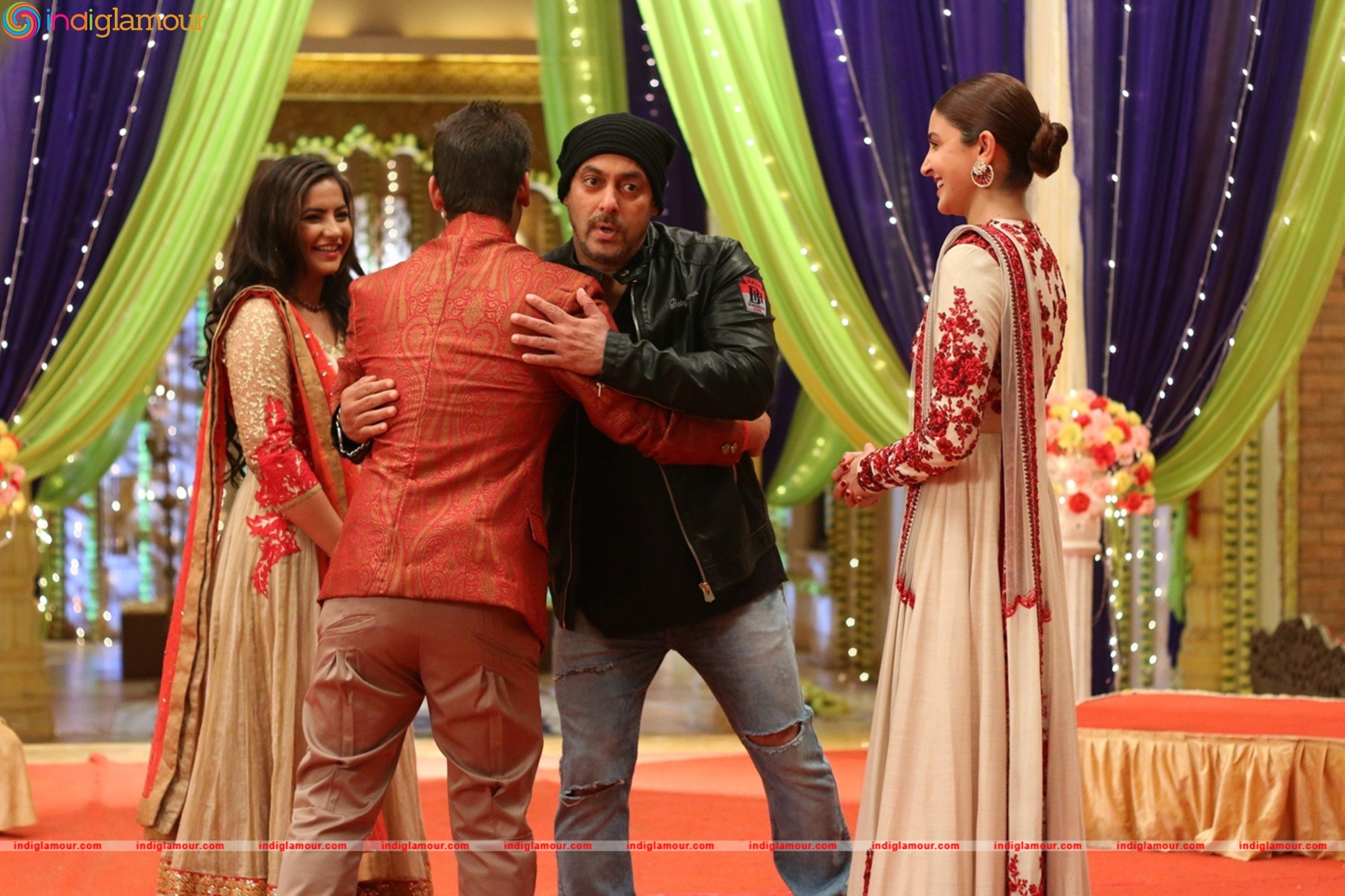 Salman Khan and Anushka Sharma On the Sets of Udann Event hd photo
