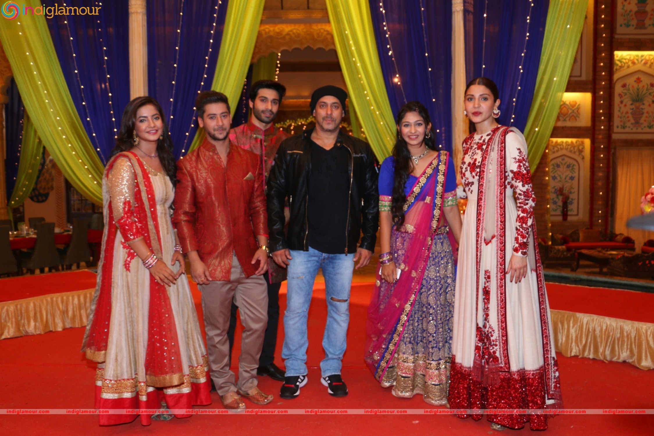 Salman Khan and Anushka Sharma On the Sets of Udann Event hd photo