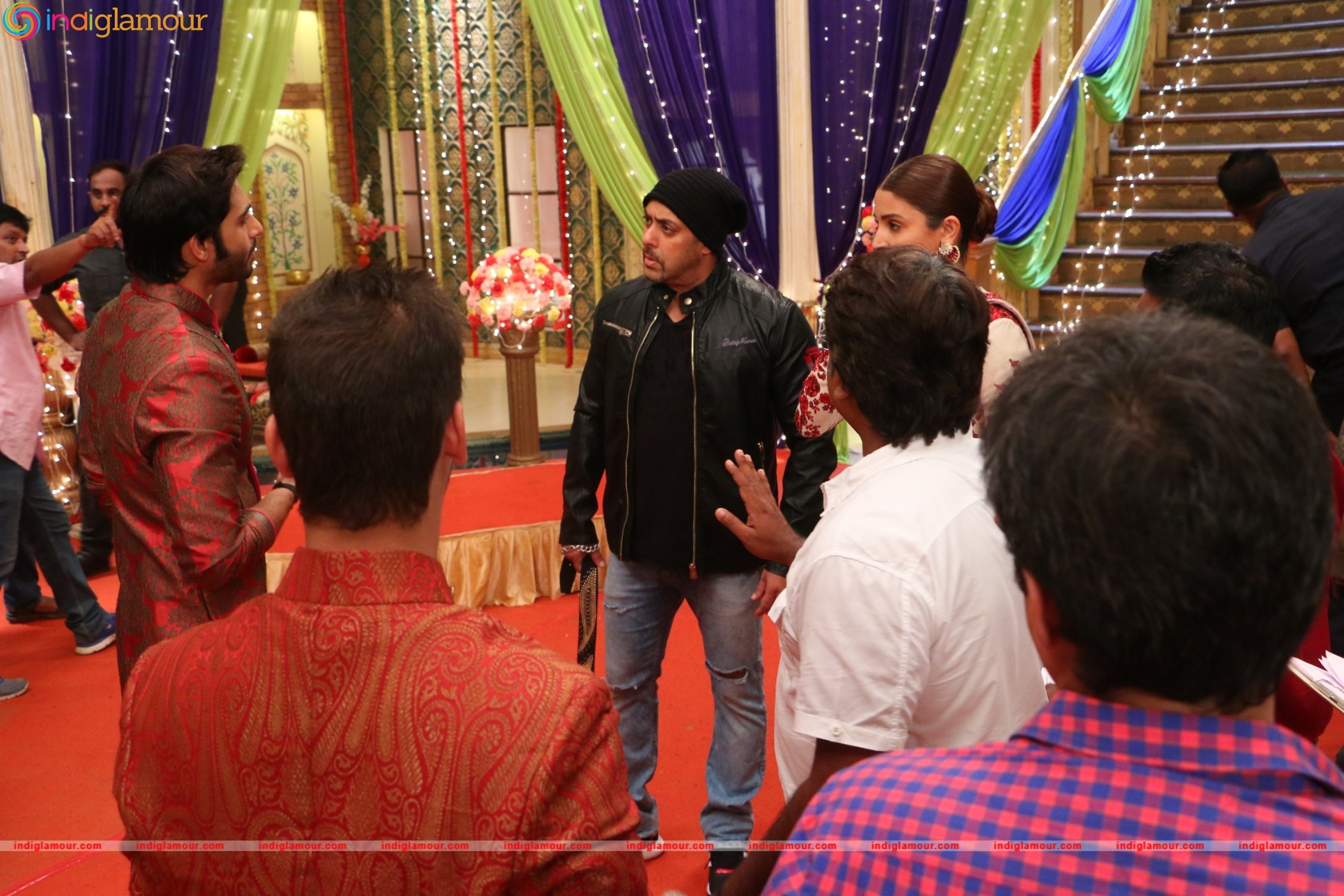 Salman Khan and Anushka Sharma On the Sets of Udann Event hd photo