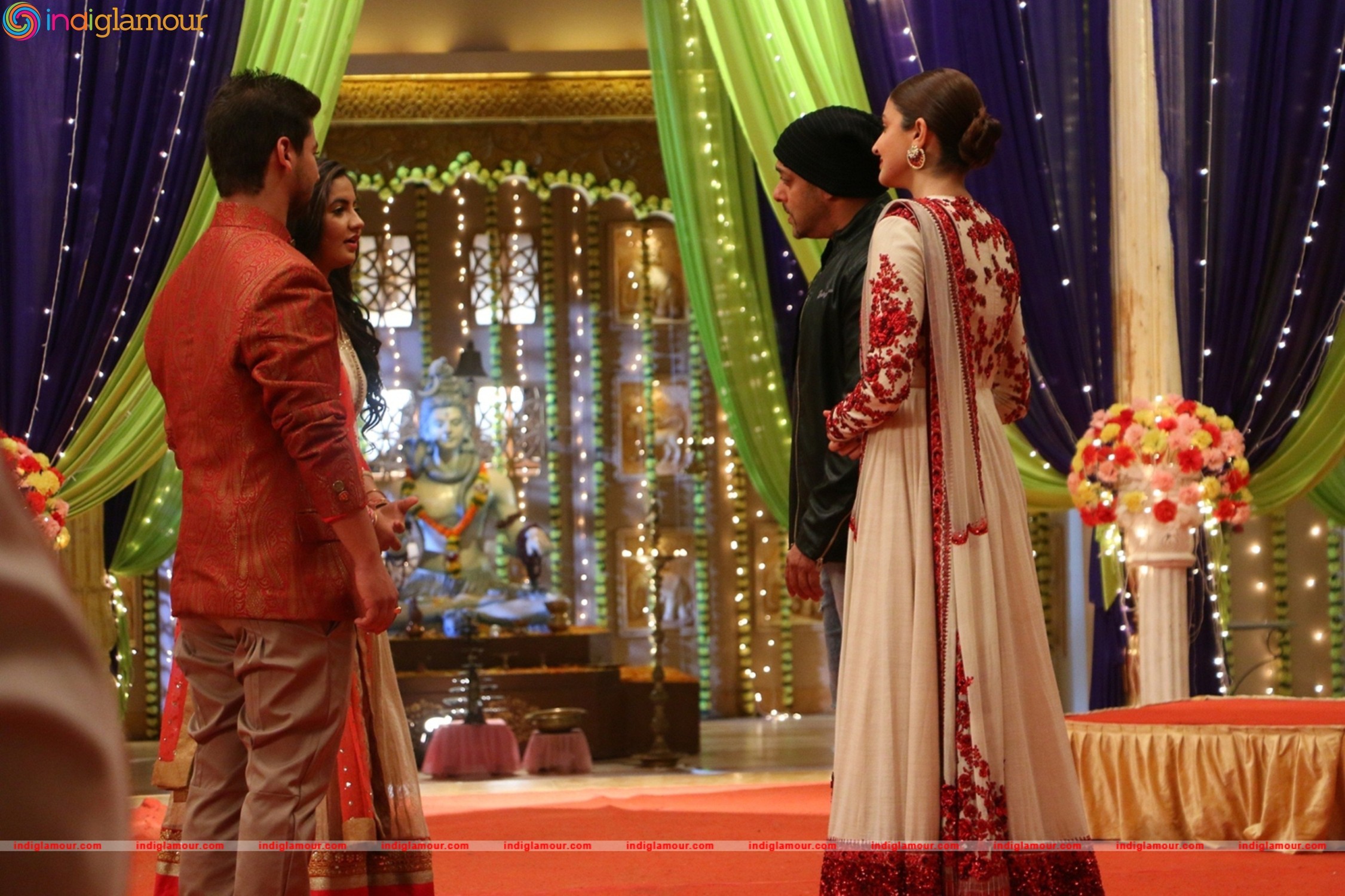 Salman Khan and Anushka Sharma On the Sets of Udann Event hd photo