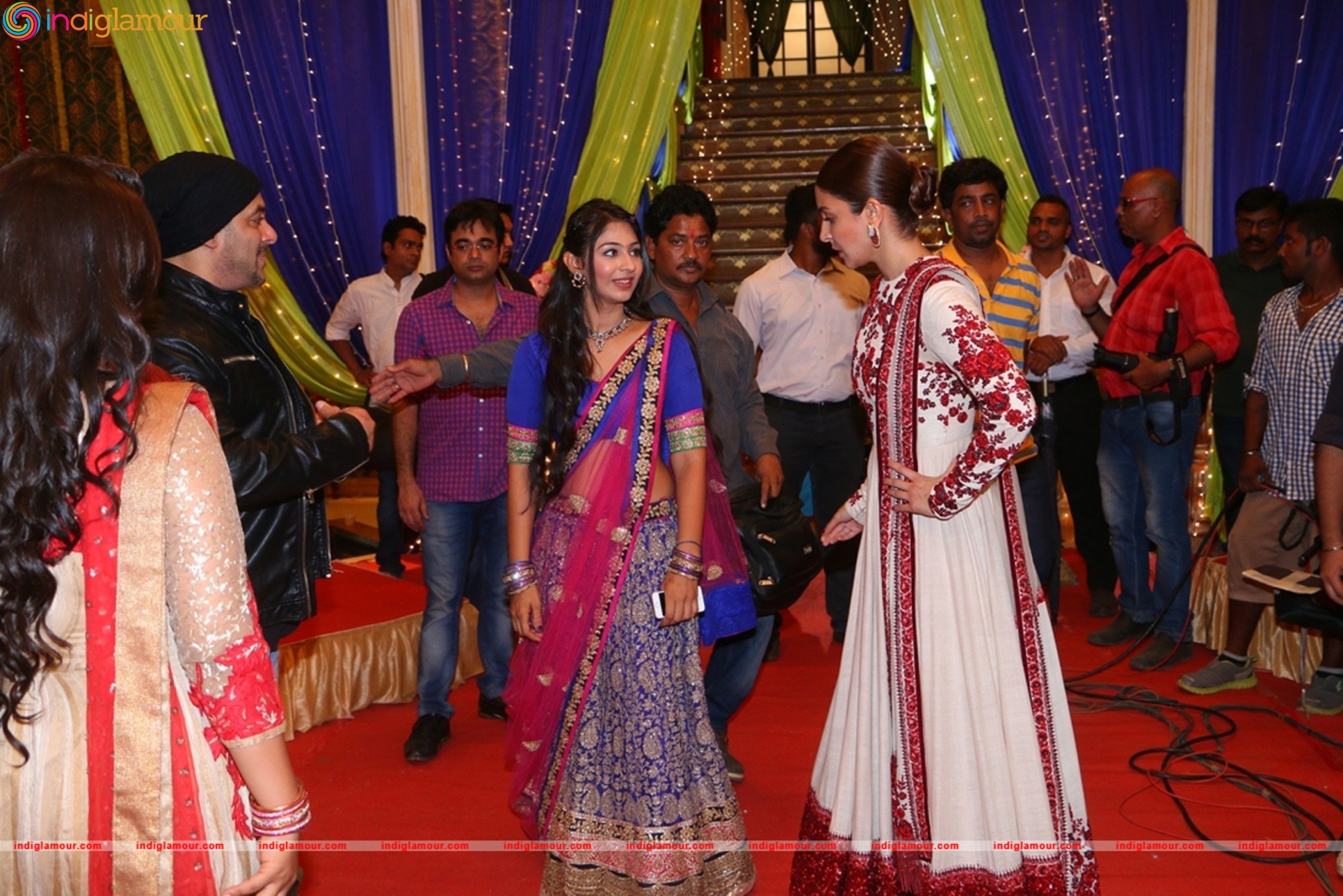 Salman Khan and Anushka Sharma On the Sets of Udann Event hd photo