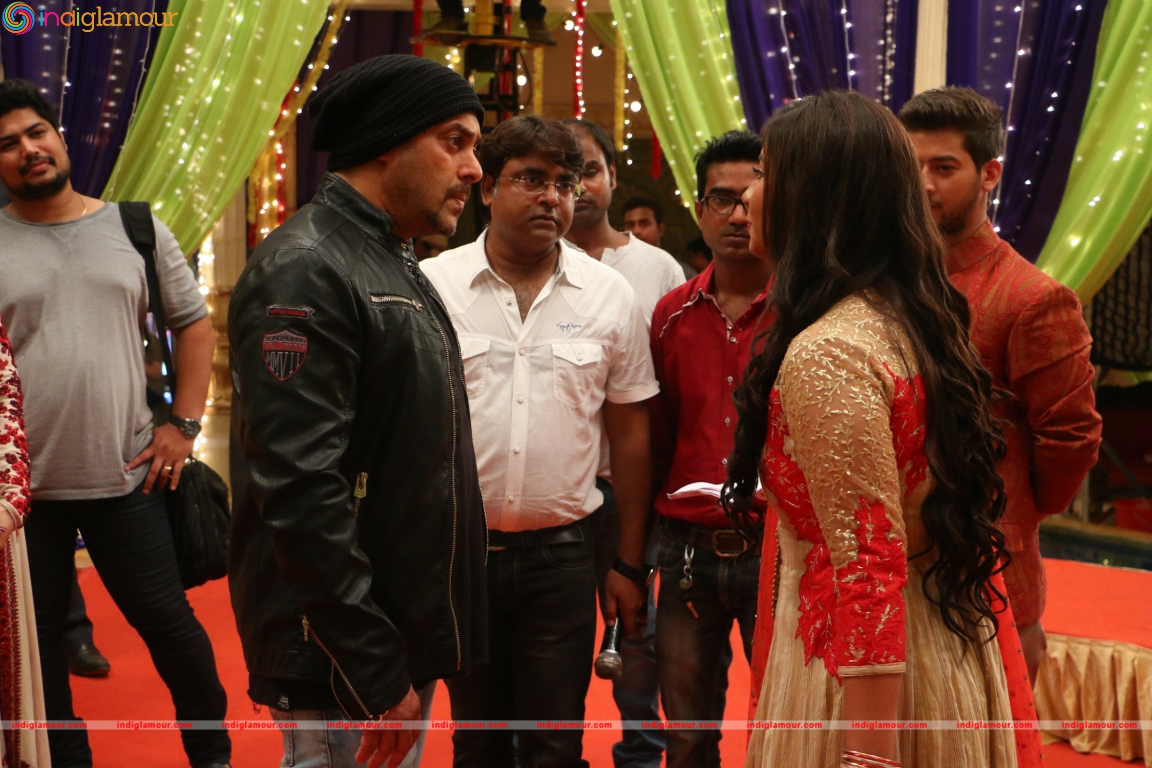 Salman Khan and Anushka Sharma On the Sets of Udann Event hd photo