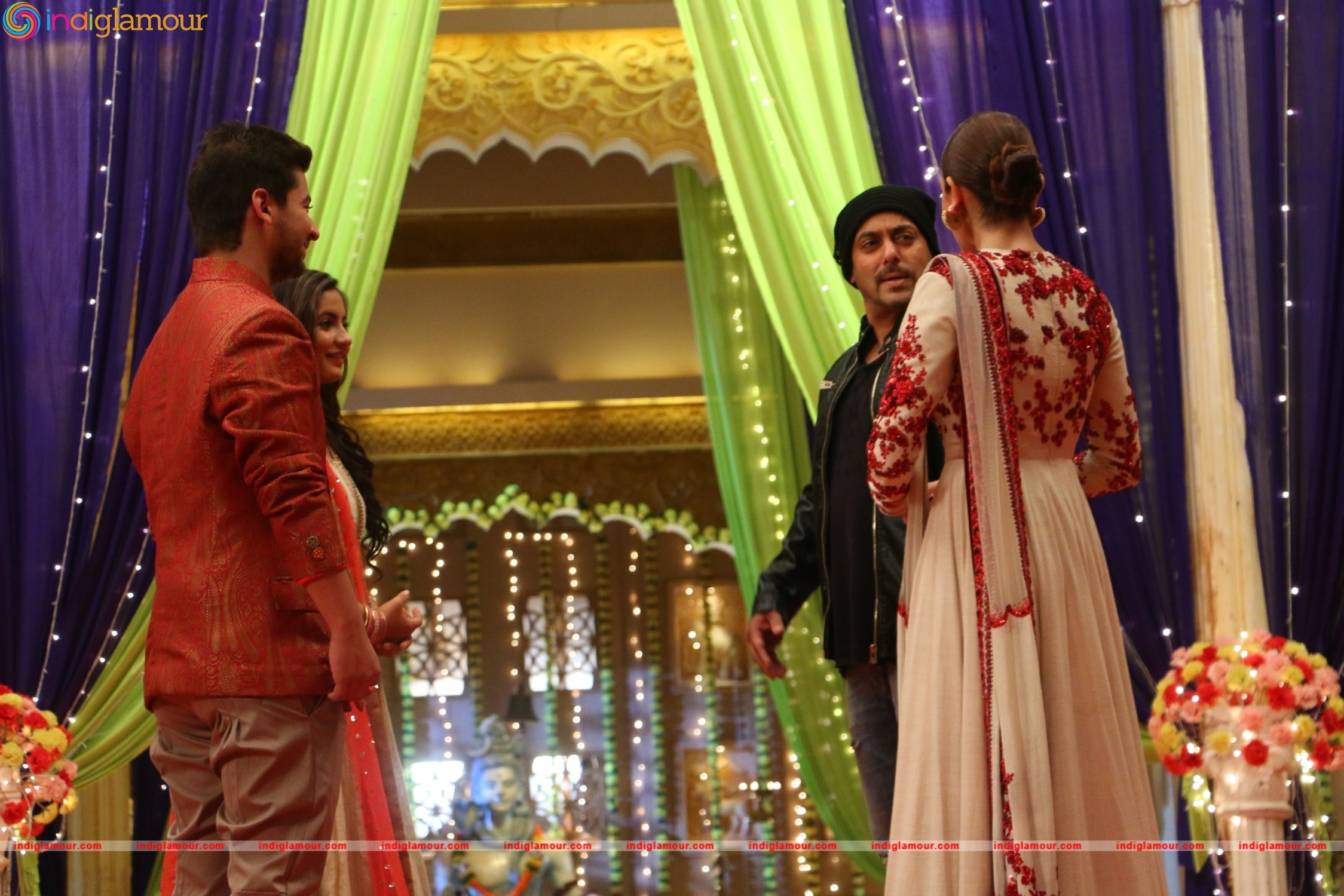 Salman Khan and Anushka Sharma On the Sets of Udann Event hd photo