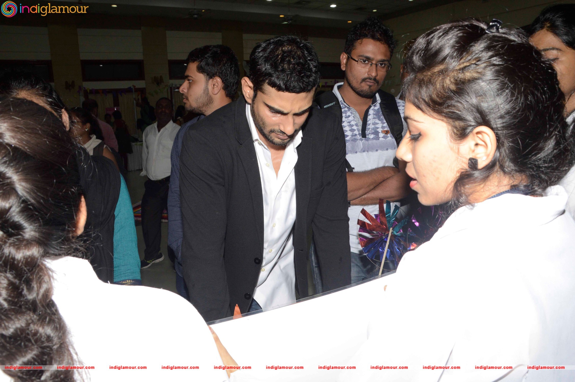Prateik Babbar Attends Annual Graduation Programme at SNDT University Event hd photo