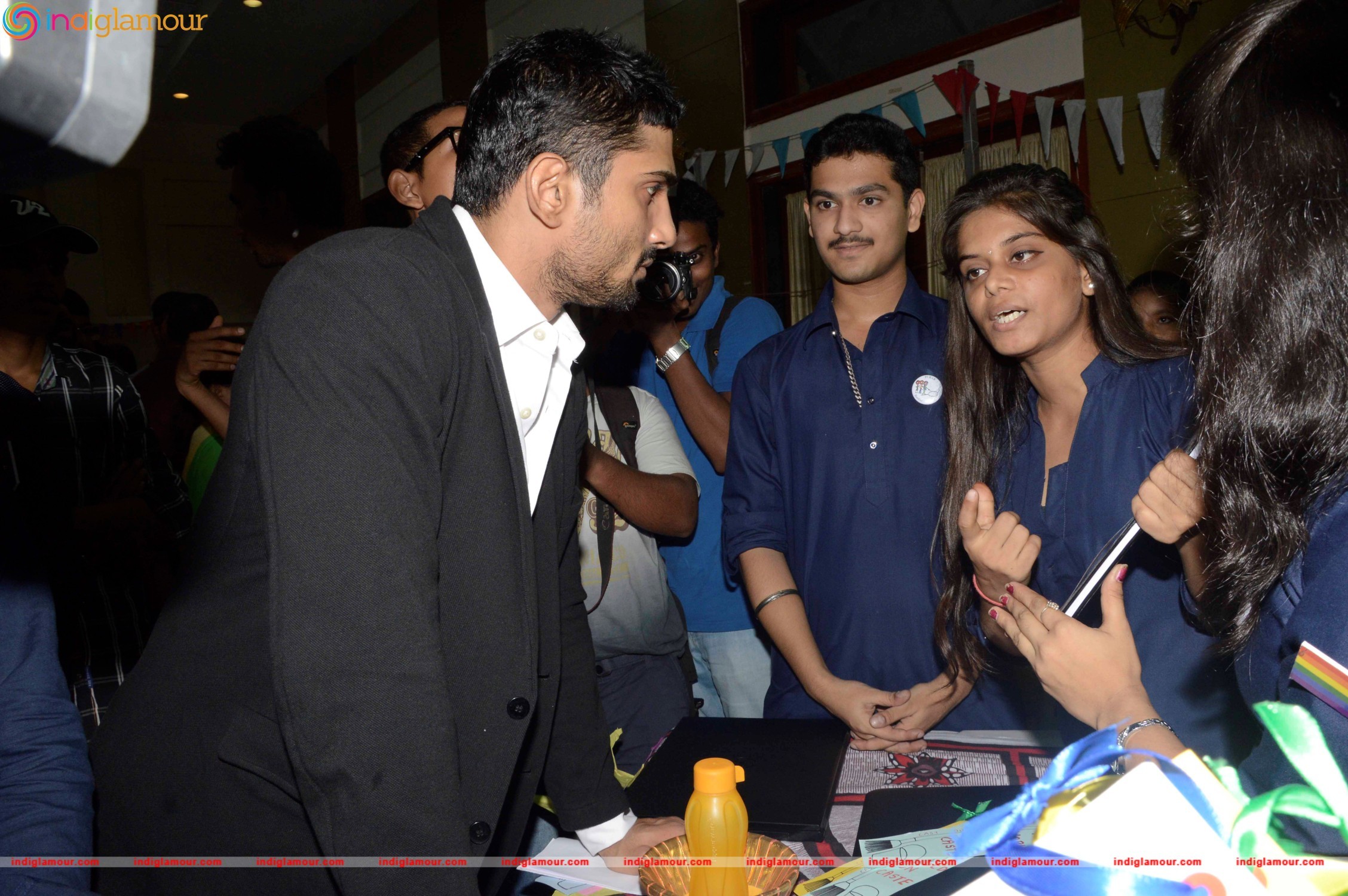 Prateik Babbar Attends Annual Graduation Programme at SNDT University Event hd photo