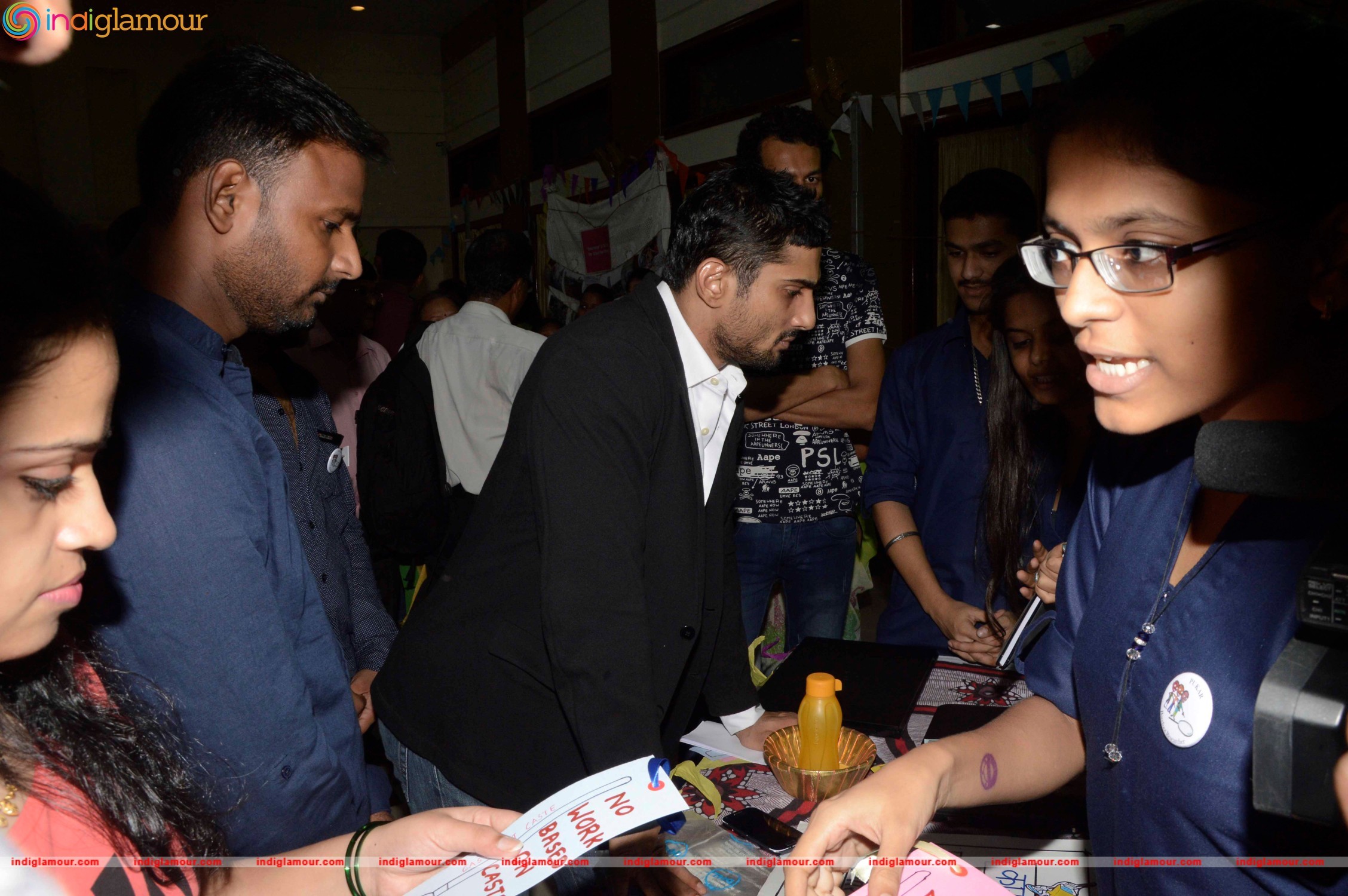Prateik Babbar Attends Annual Graduation Programme at SNDT University Event hd photo